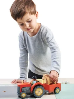 Drewniany traktor z przyczepą i akcesoriami