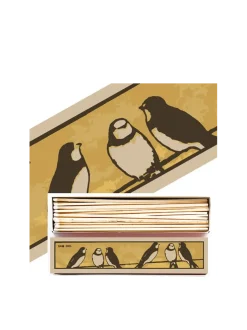 długie zapałki w ozdobnym pudełku