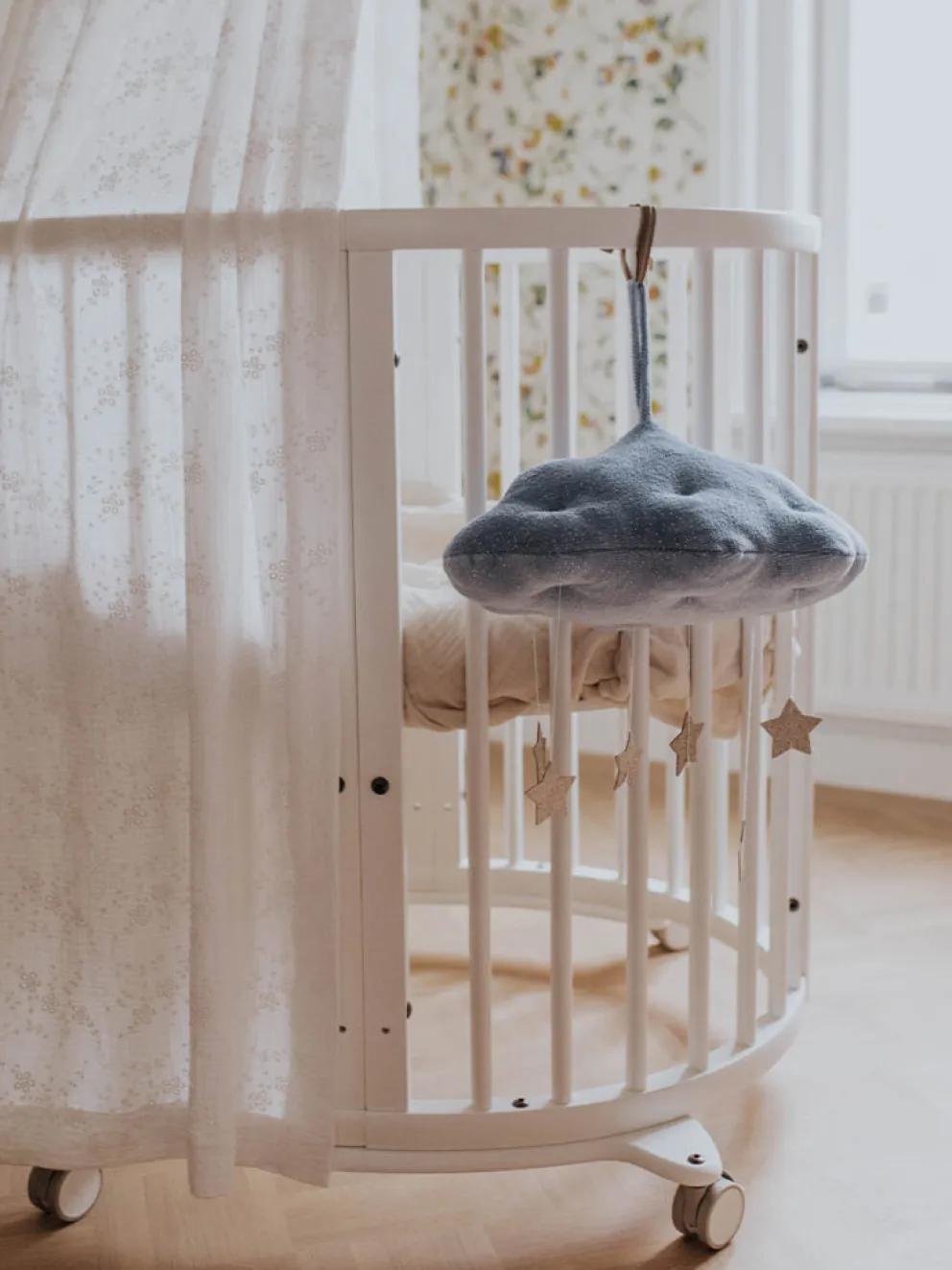Miękki mobil zawieszka z brokatowymi gwiazdami