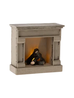 Miniaturowy, drewniany kominek