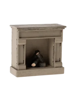 Miniaturowy, drewniany kominek