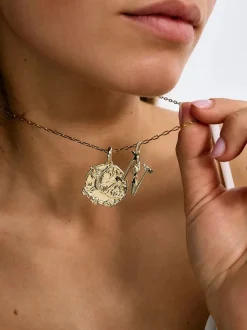 Pozłacana zawieszka Initial Muse Necklace Charm