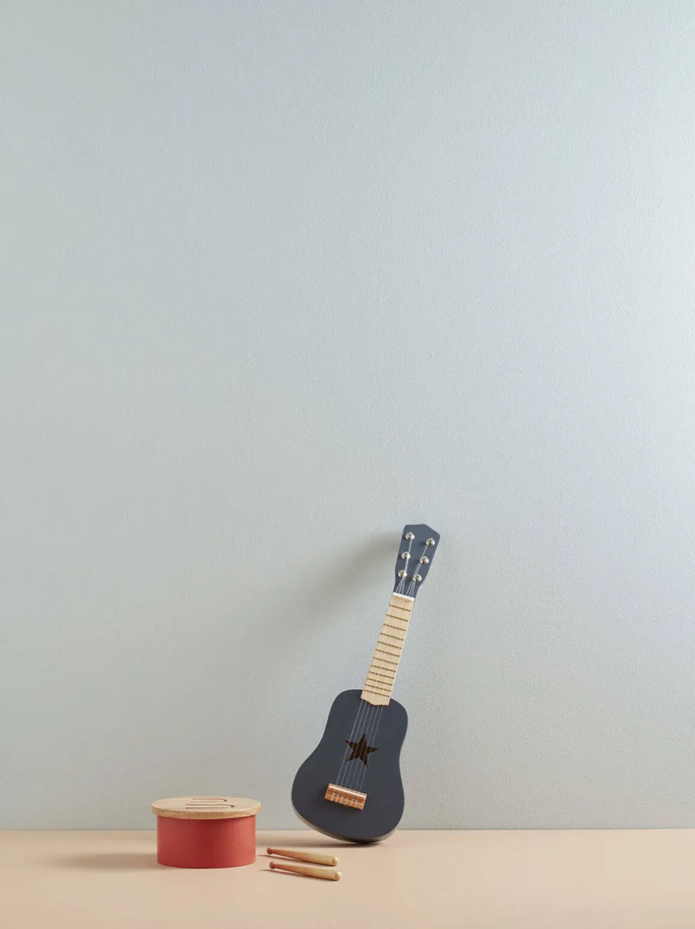 Zabawkowa gitara